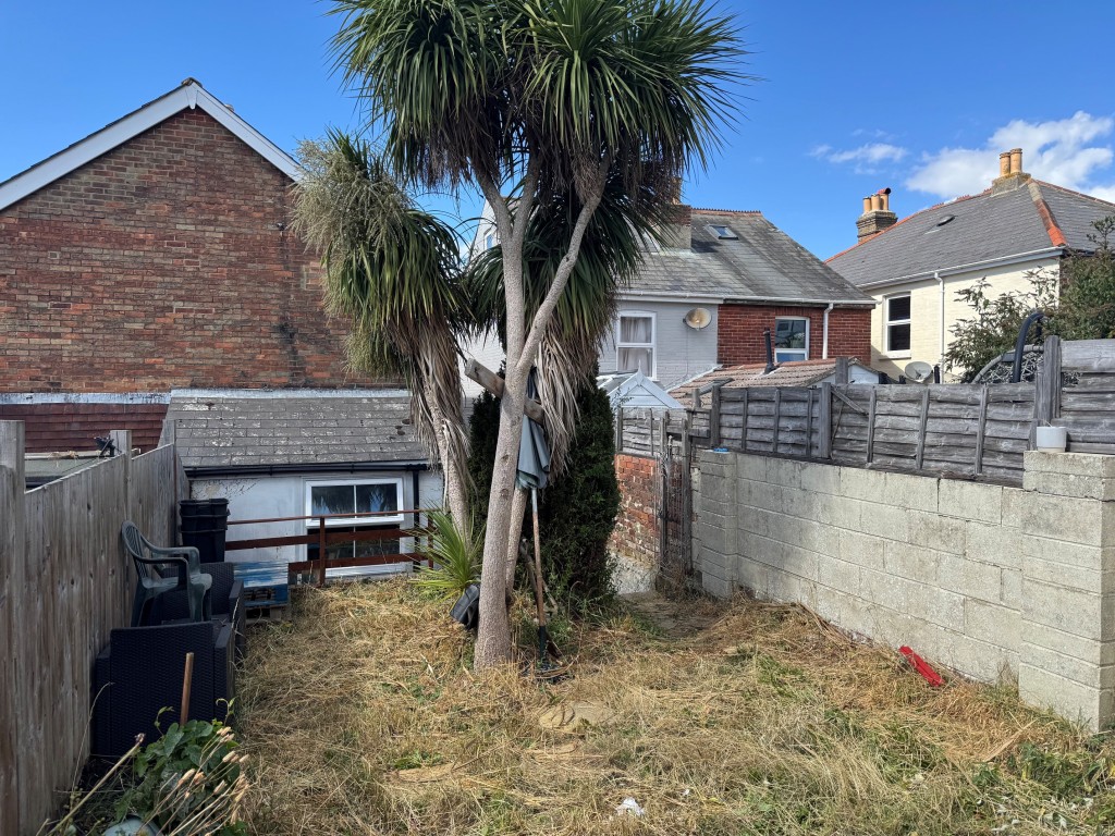 Lot: 42 - FIRE-DAMAGED HOUSE FOR REPAIR AND IMPROVEMENT - Garden